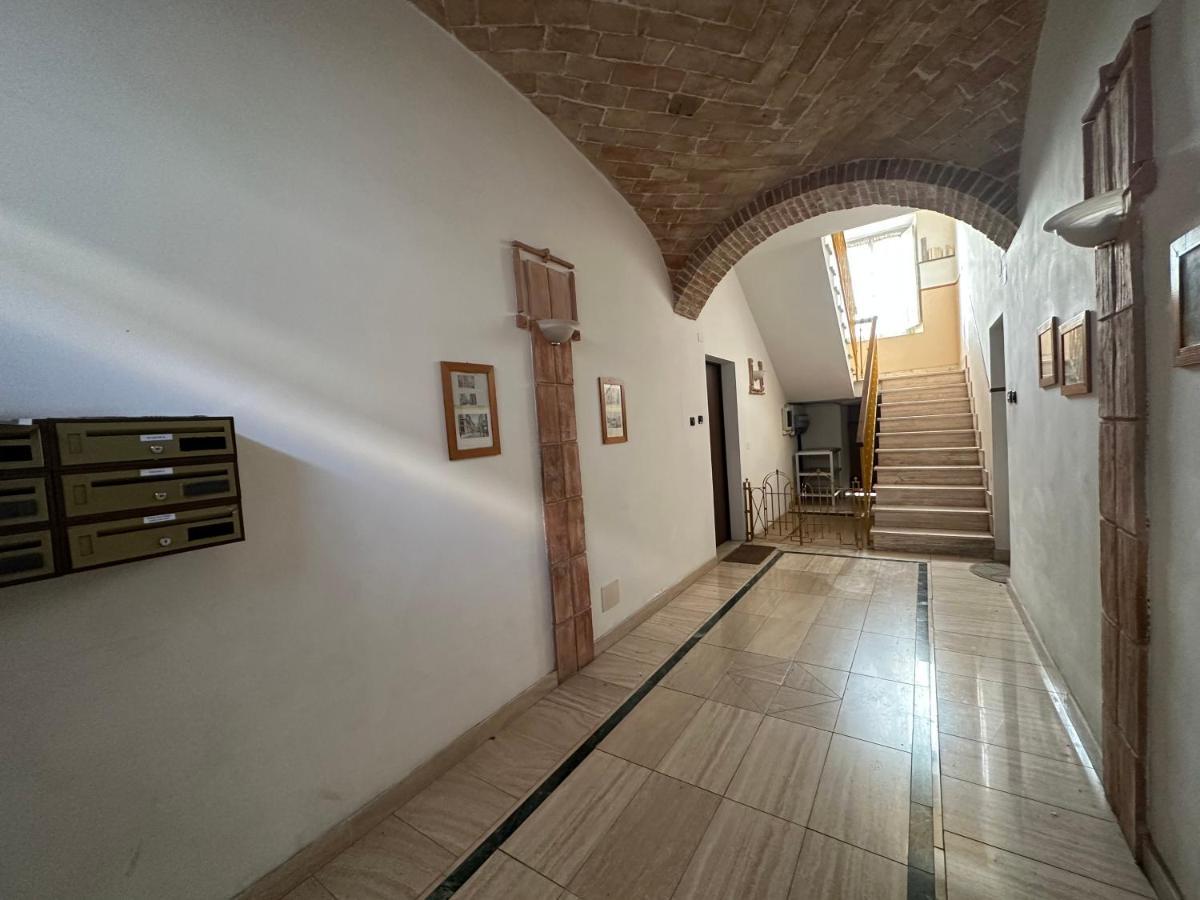 Casa Susanna - Delizioso Piano Terra, Centralissimo, Superservito, Tranquillo, Appena Fuori Ztl Parcheggio Libero Terni Bagian luar foto